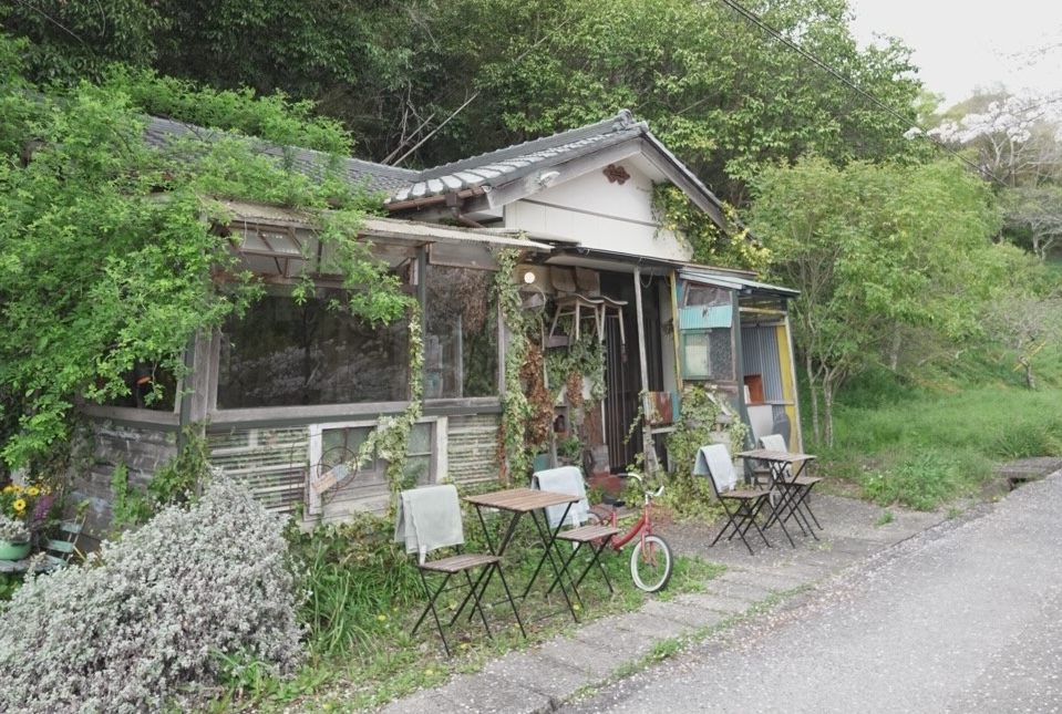 佐久間ダム湖畔にあるカフェ藁珈琲洞