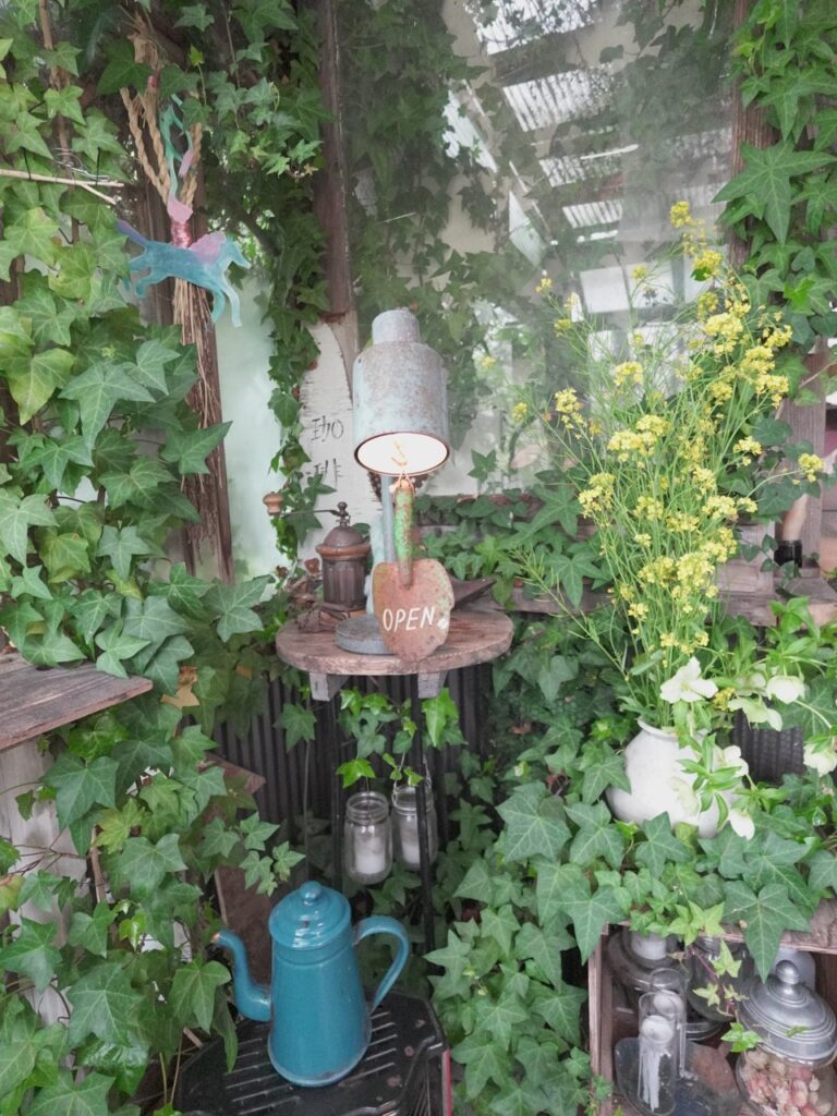 佐久間ダム湖畔にあるカフェ藁珈琲洞の店内