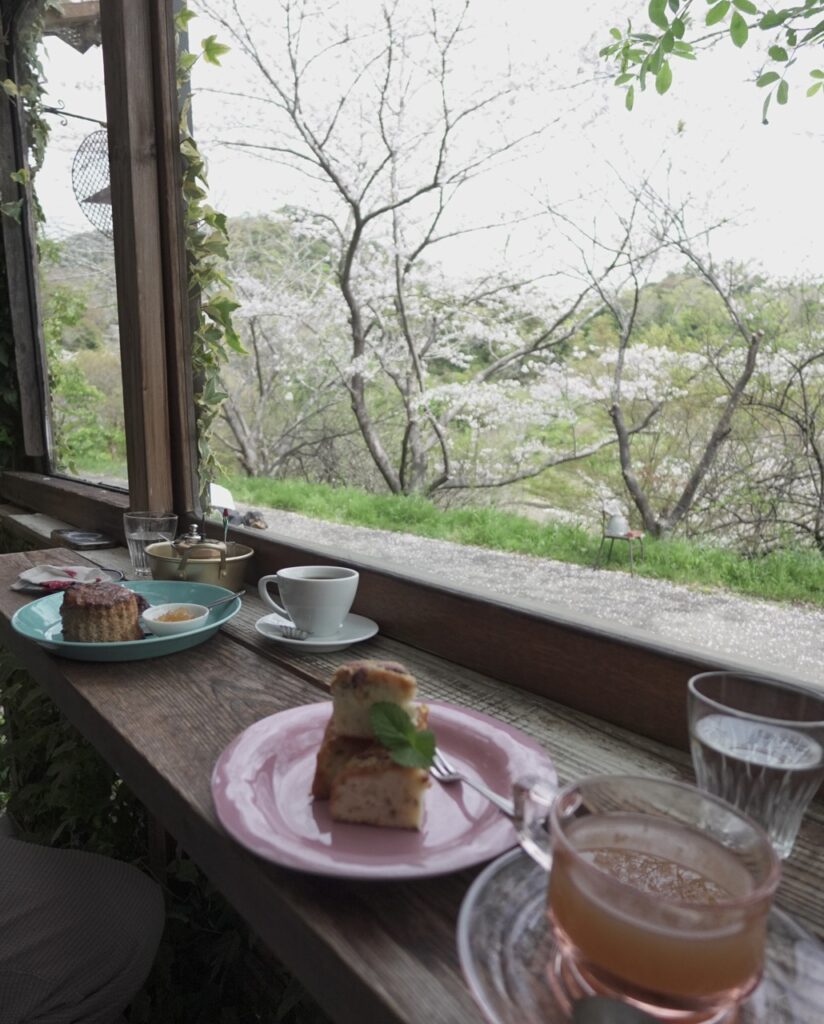 佐久間ダム湖畔にあるカフェ藁珈琲洞の店内とケーキ
