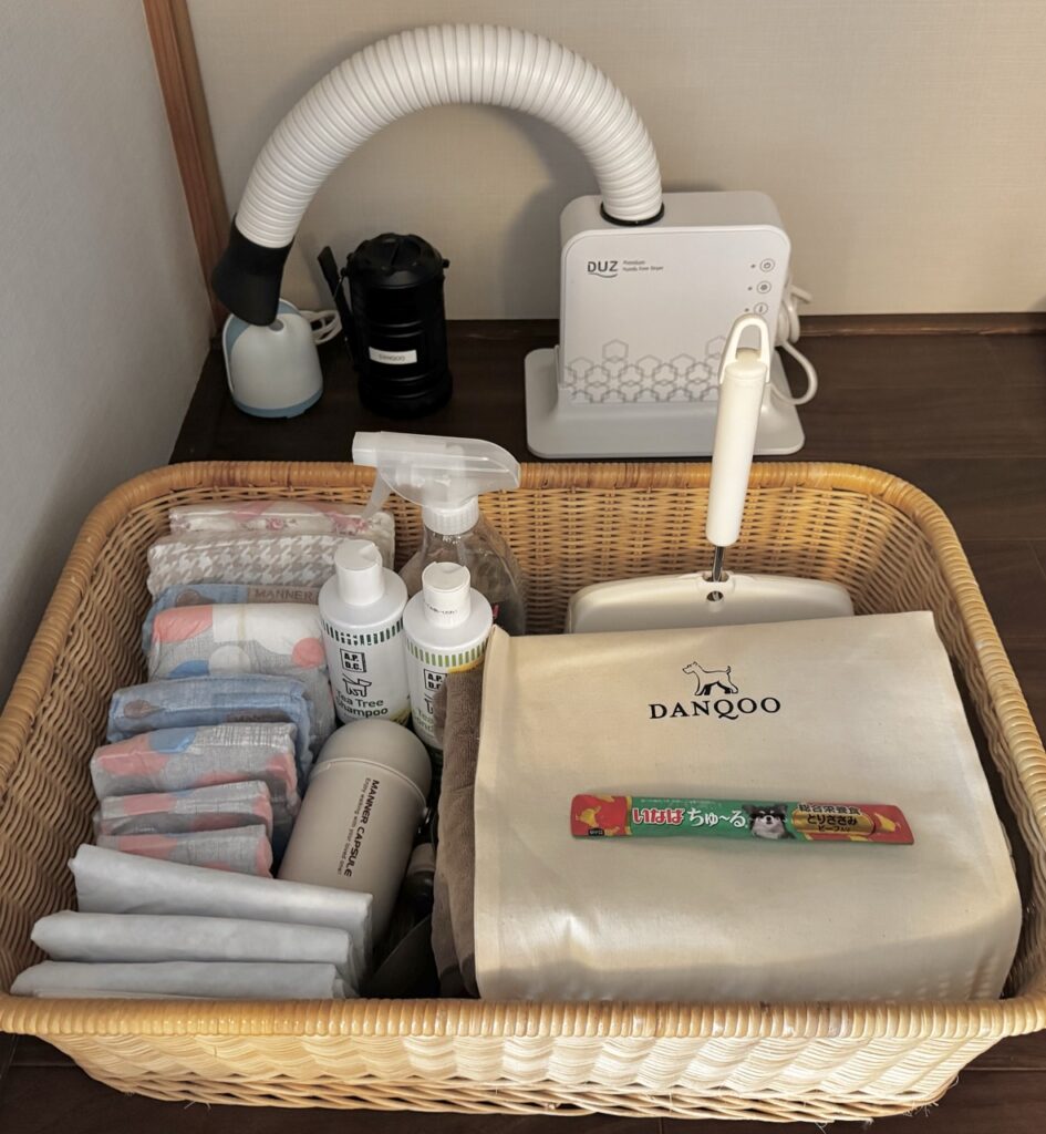 犬用アメニティー。トイレシート、マナー袋、消臭スプレー、食器、タオル、シャンプー、リンス、犬用ドライヤーなど