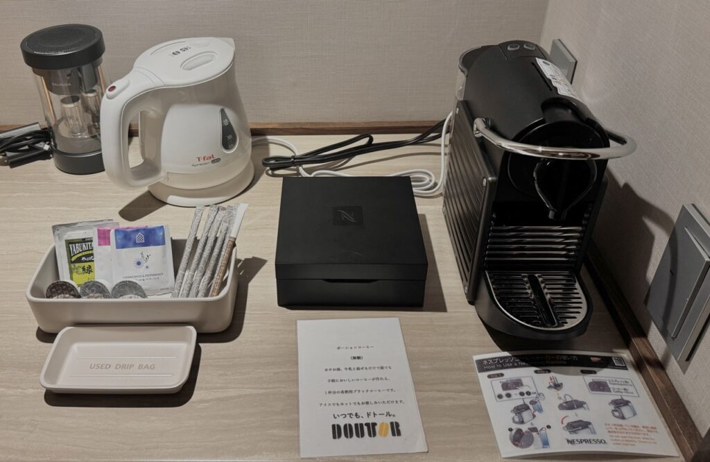 客室のコーヒーマシーン、ケトル。紅茶など